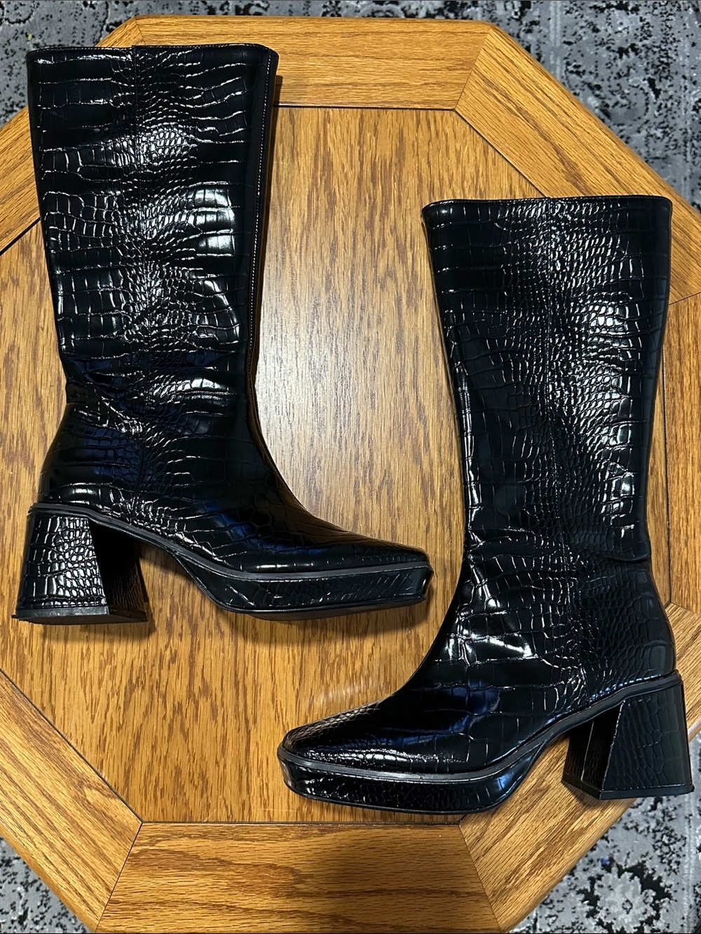 *URBAN OUTFITTERS* Black Croc-Embossed Mid-Calf Block Heel Boots Size 39 - Picture 2 of 11